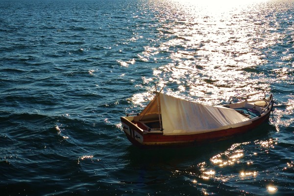 Лодка в океане